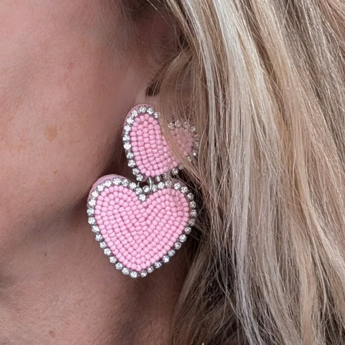 Oorknopjes met 2 hangende hartjes gemaakt van zacht roze kraaltjes afgezet met strass