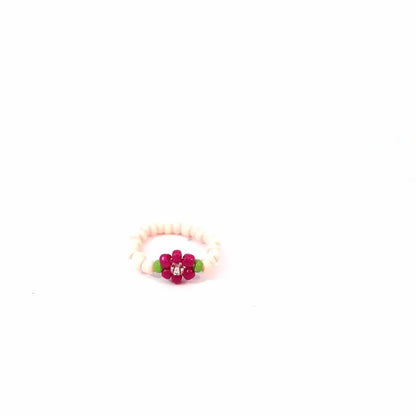 Kraaltjes ring baby roze met een donkerrood bloemetje - Casa Jadel