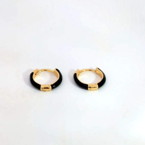 Kleine zwart gouden oorringetje