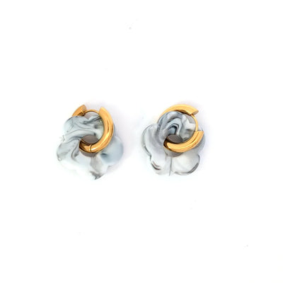 Gouden oorringetje met wit grijze marble bloem
