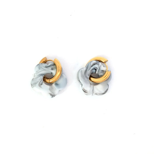 Gouden oorringetje met wit grijze marble bloem