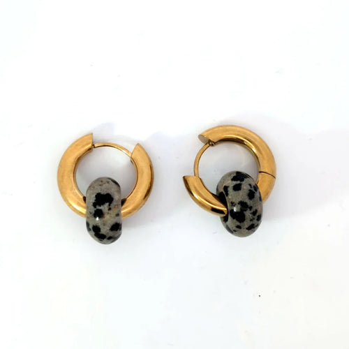 Gouden oorringen met donker grijs gevlekte natuursteen donut