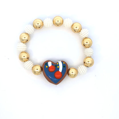 Armband goudkleurige en parelmoer kralen hartvormig blauwe bedel