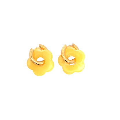 Gouden oorringetje met boter gele marble bloem