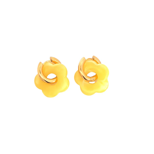 Gouden oorringetje met boter gele marble bloem