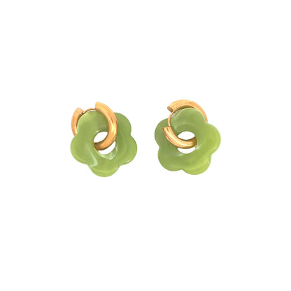 Gouden oorringetje met licht groene marble  bloem