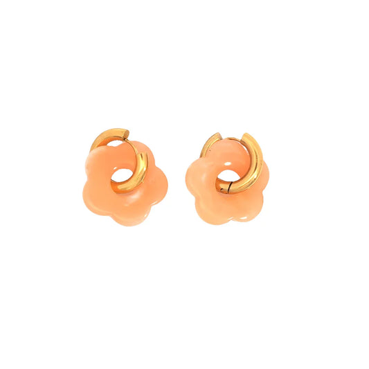 Gouden oorringetje met zalm roze marble  bloem