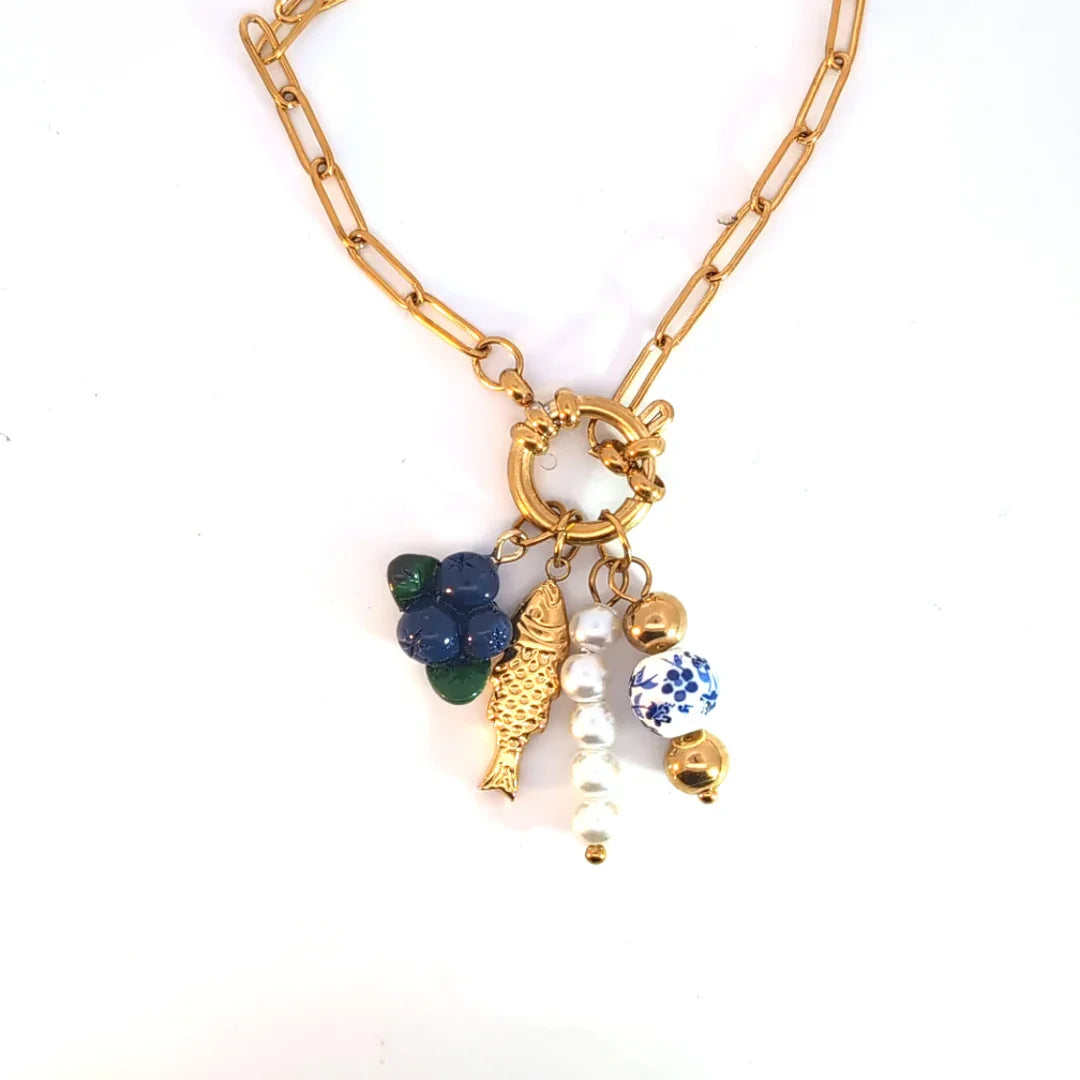 Gouden ketting met blauwe besjes vis pareltje