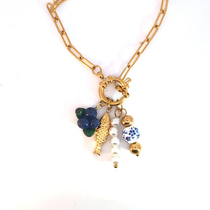 Gouden ketting met blauwe besjes vis pareltje