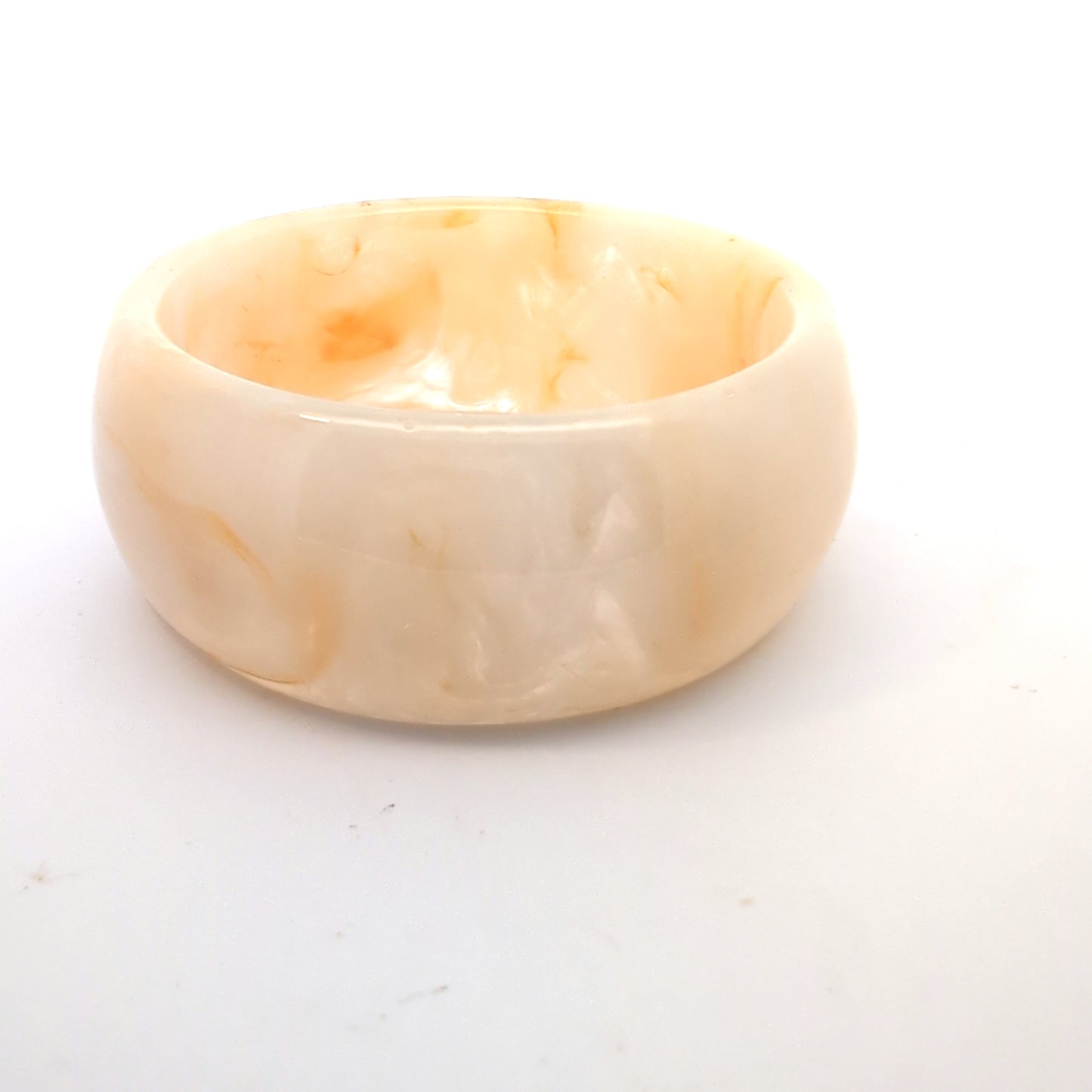 Brede melk witte gemarmerde bangle armband