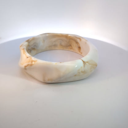 Brede melk witte gemarmerde bangle met draai
