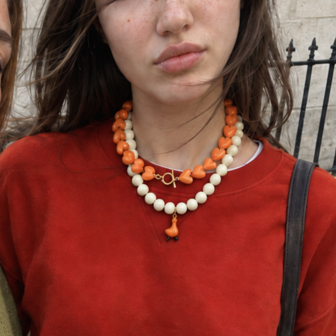 Witte grote kralenketting oranje eend bedel | Casa Jadel