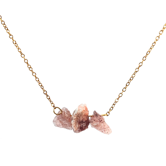 Gouden ketting met drie rozenkwarts edelstenen