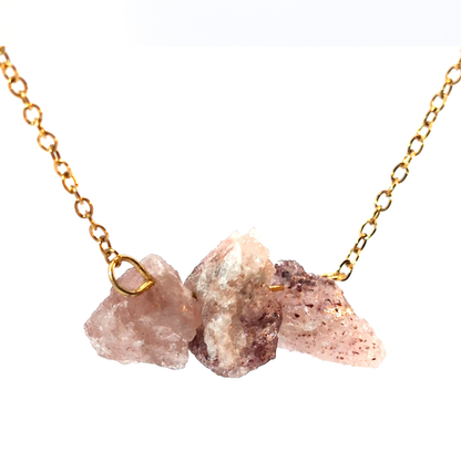 Gouden ketting met drie rozenkwarts edelstenen