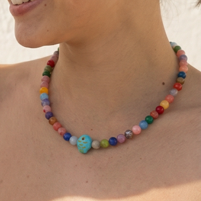 Veelkleurige glazen kralenketting met turquoise vis bedel
