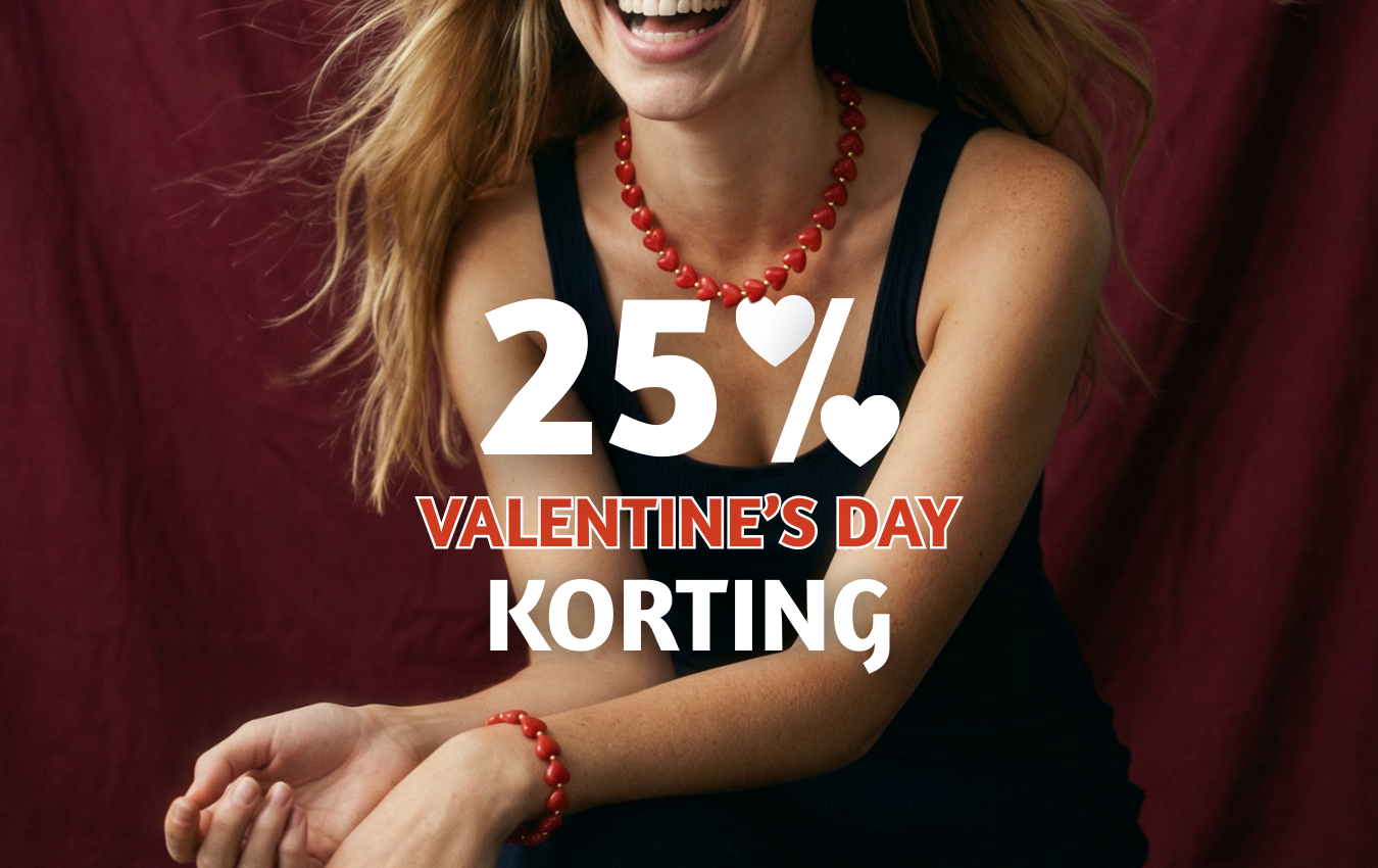 25% korting op sieraden, kettingen. Valentijnskorting. Meisje lachend met hartjes kralenketting en armband.