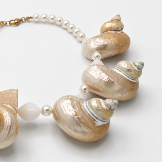 Parel ketting met vijf statement schelpen The Beach Club