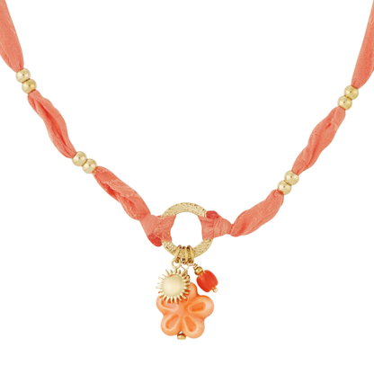Oranje ketting van stof met goud bloem schelp en kraaltjes