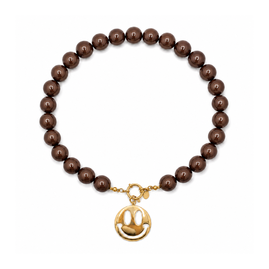 Bruine kralenketting Noor met smiley hanger close-up - Casa Jadel