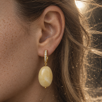 Gouden oorringen met jade natuursteen