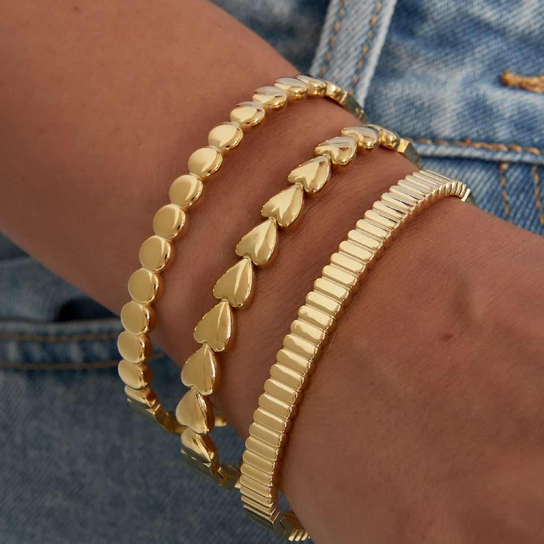 arm met 3 bangle armbanden hartjes, streepjes en stipjes