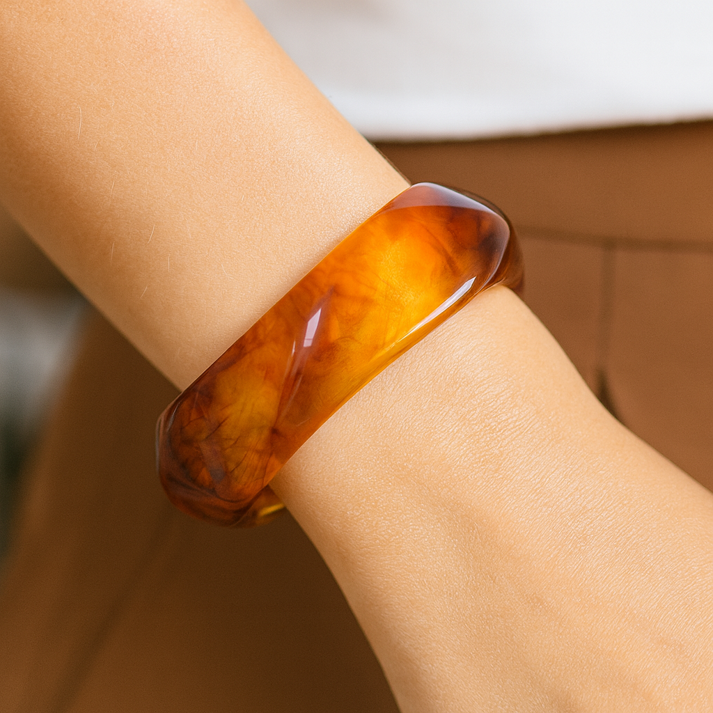 Brede bruin gemarmerde bangle met draai