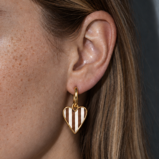 Gouden oorringetjes met beige-bruin gestreepte hart Candy
