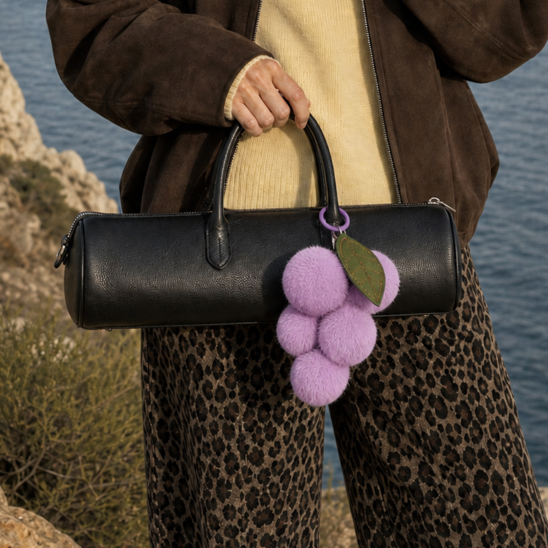 Lila druiven fruit pompon tashanger