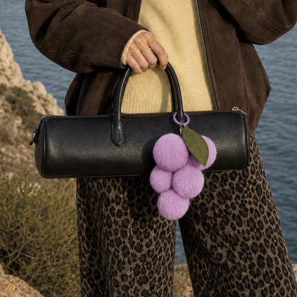 Lila druiven fruit pompon tashanger