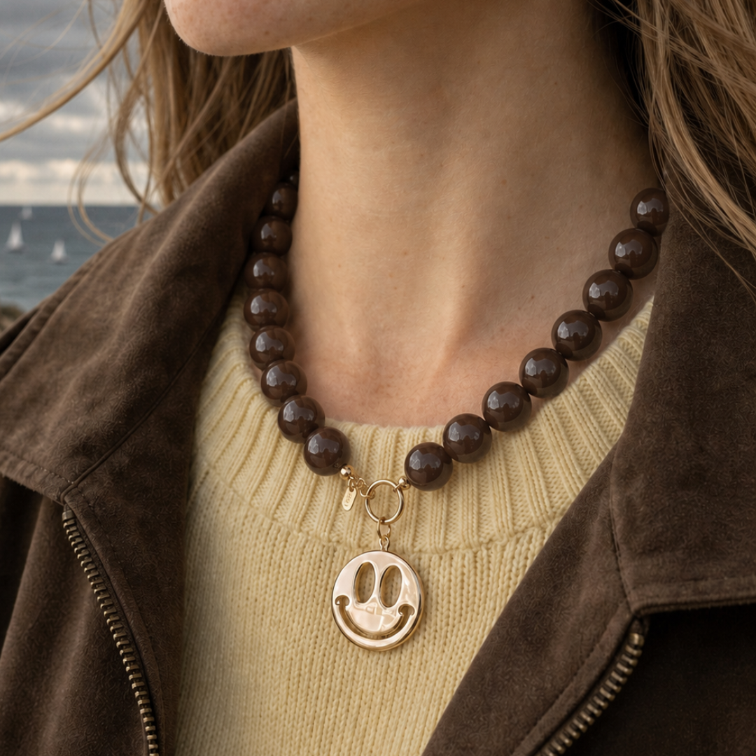 Bruine grote kralenketting Noor met statement smiley - Casa Jadel