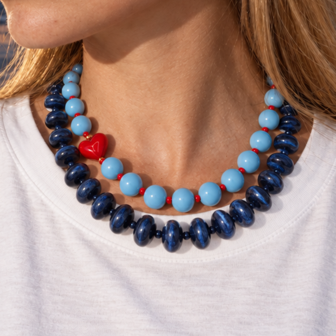 Lichtblauwe grote kralenketting met rood hart