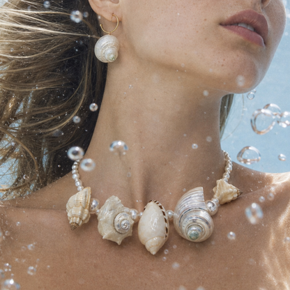 Gouden oorbellen met statement schelp The Beach Club