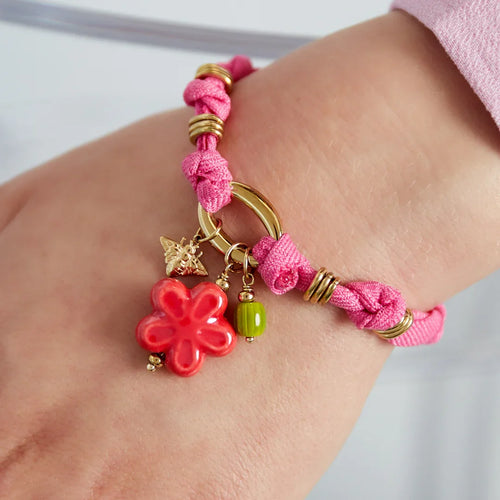Roze armband van stof met roze bloem gouden bijtje en groene kraal