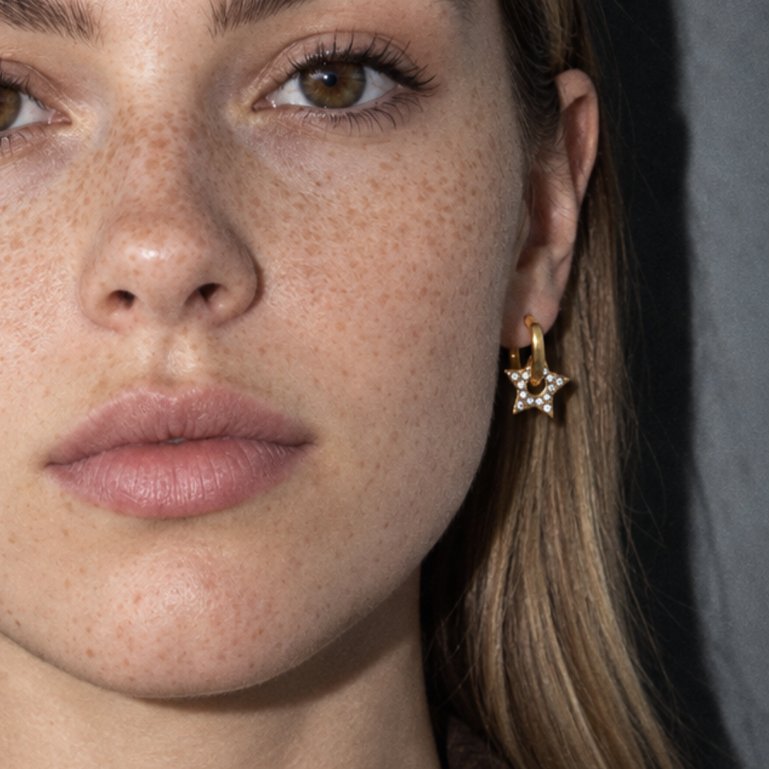Gouden hoepel oorbel met parelbezet ster hangertje, close-up - Casa Jadel