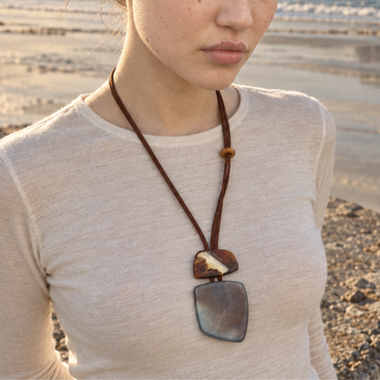 Bruine lange leren koordketting met statement squared hanger