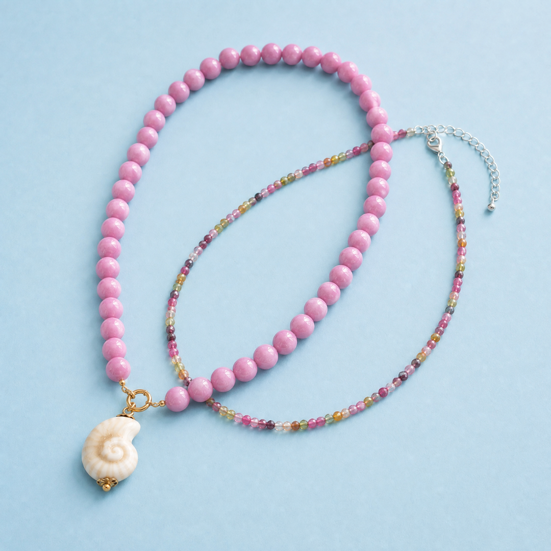 Roze-toermalijn kralenset met keramiek schelp | twee kettingen en bedel