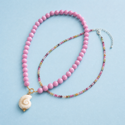 Roze-toermalijn kralenset met keramiek schelp | twee kettingen en bedel