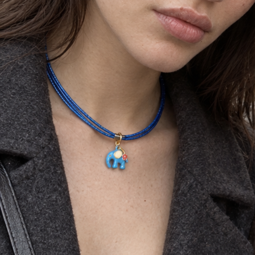 Blauwe olifant bedel met bloem - gedragen aan een blauwe metallic rope ketting - Casa Jadel