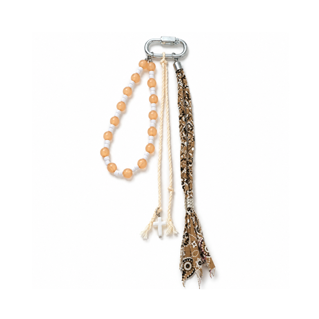 Beige koord, kralen en bandana met kruis tashanger