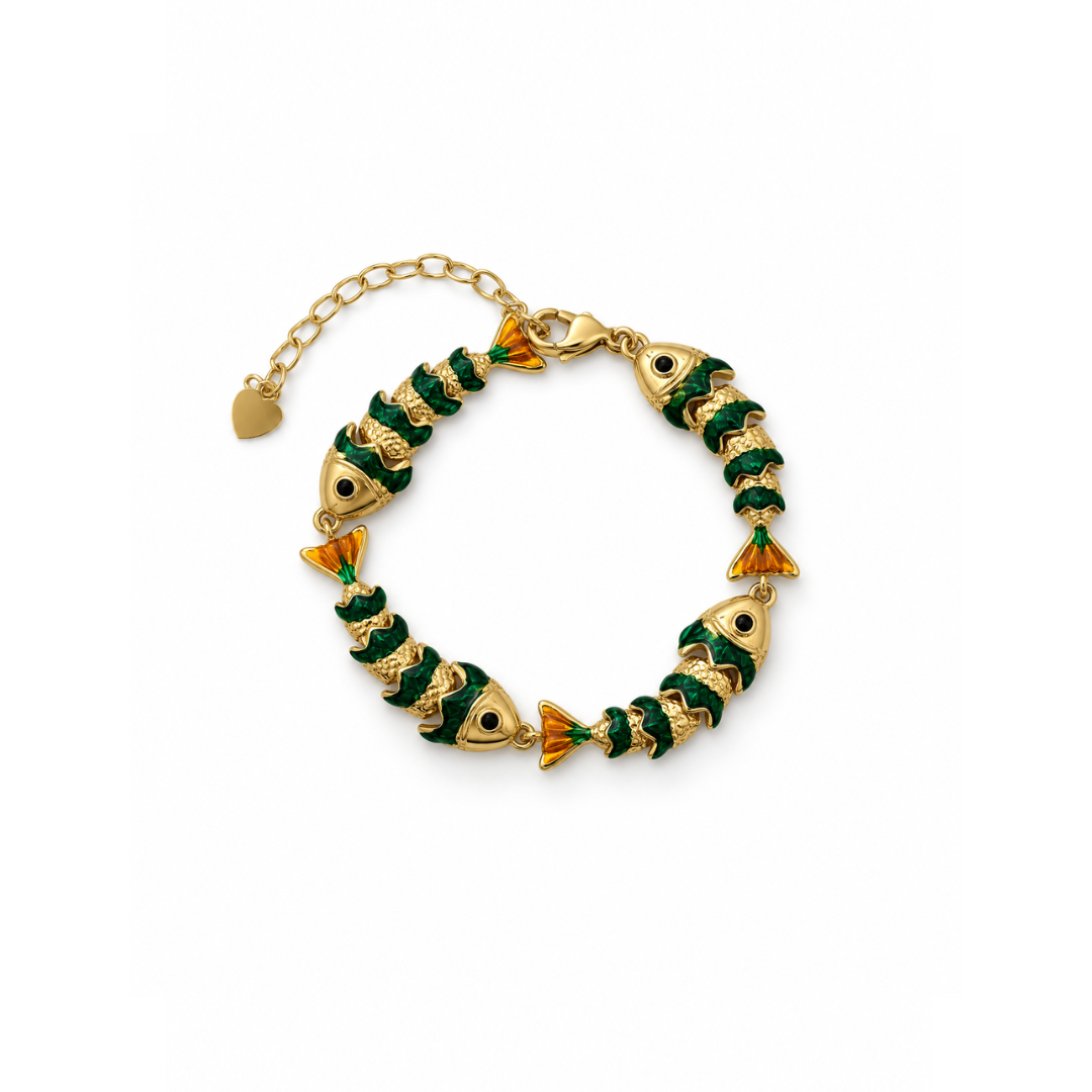 Groene visjes schakelarmband met oranje accenten, goudkleurige schakels en verstelbare sluiting.
