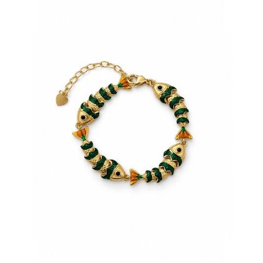 Groene visjes schakelarmband met oranje accenten, goudkleurige schakels en verstelbare sluiting.