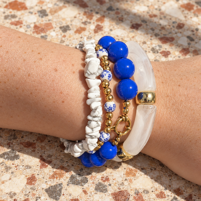 Blauw-witte armbanden set met Howliet natuursteen
