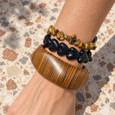 Bruine armbandenset met houten bangle en tijgeroog natuursteen