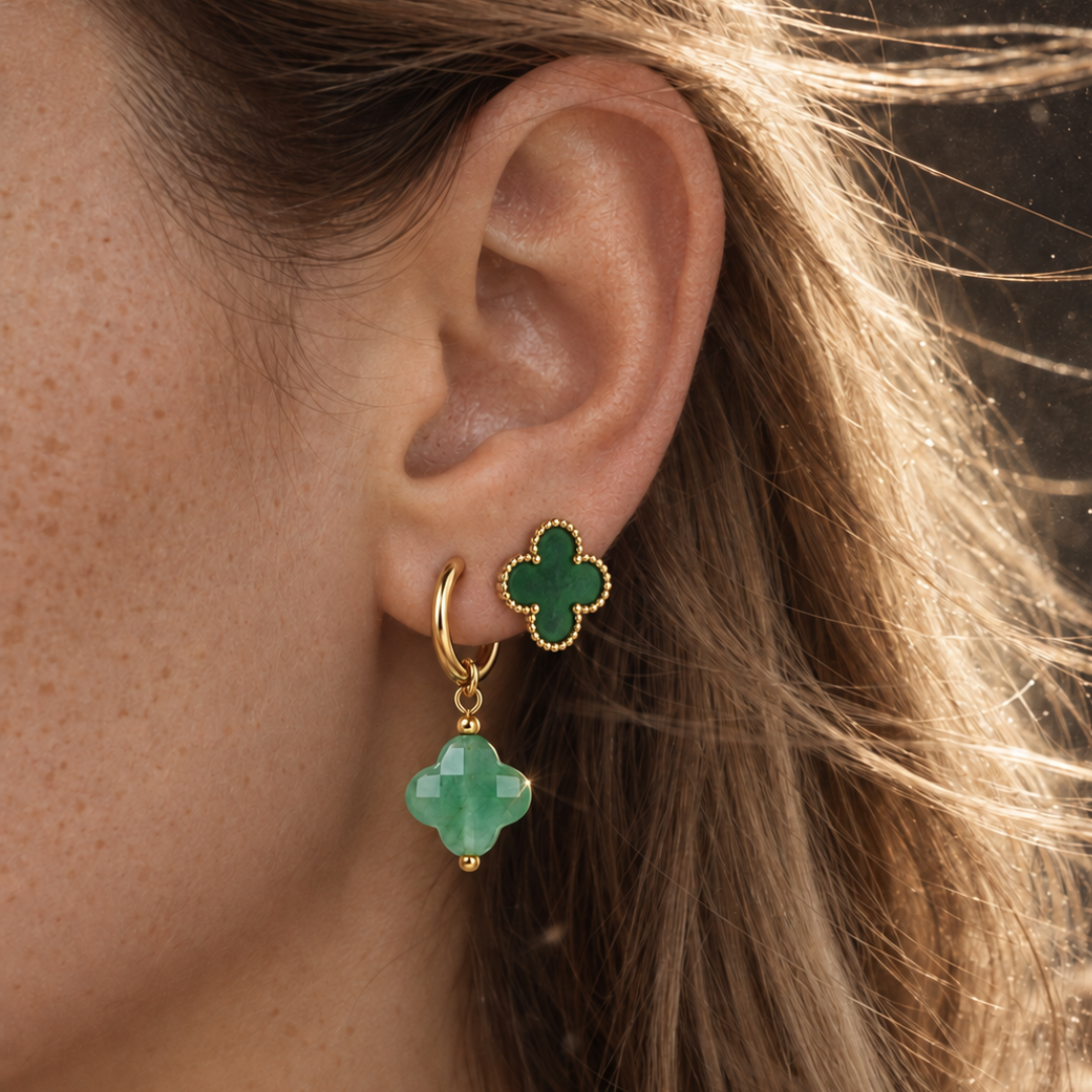 Clover oorknopjes goud met smaragd groen andere zijde kleine witte kristallen - gedragen met groene aventurijn klaver oorring - Casa Jadel