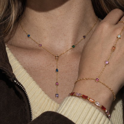 Gouden hand chain met gekleurde strass steentjes