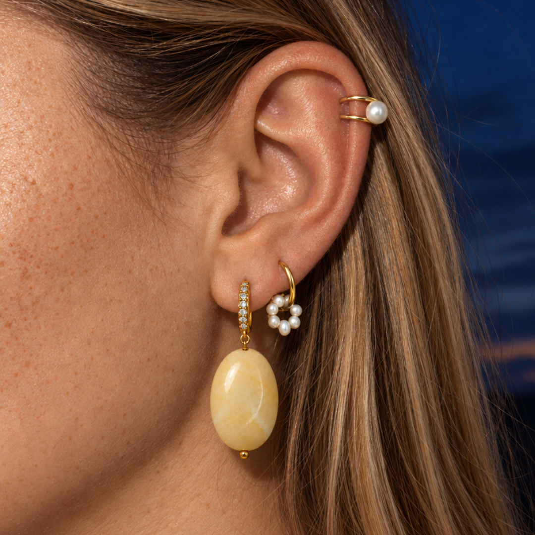 Ear cuff goudkleurig dubbele met parel - gedragen met parel oorringen en jade oorbel - Casa Jadel