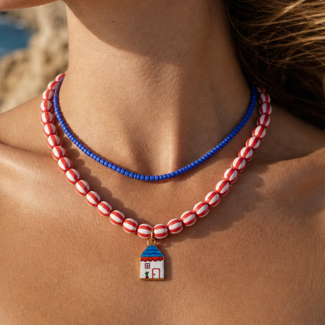 Layered roze en blauwe kralenkettingen met handgeschilderd huisje bedel - Casa Jadel kralenkettingen