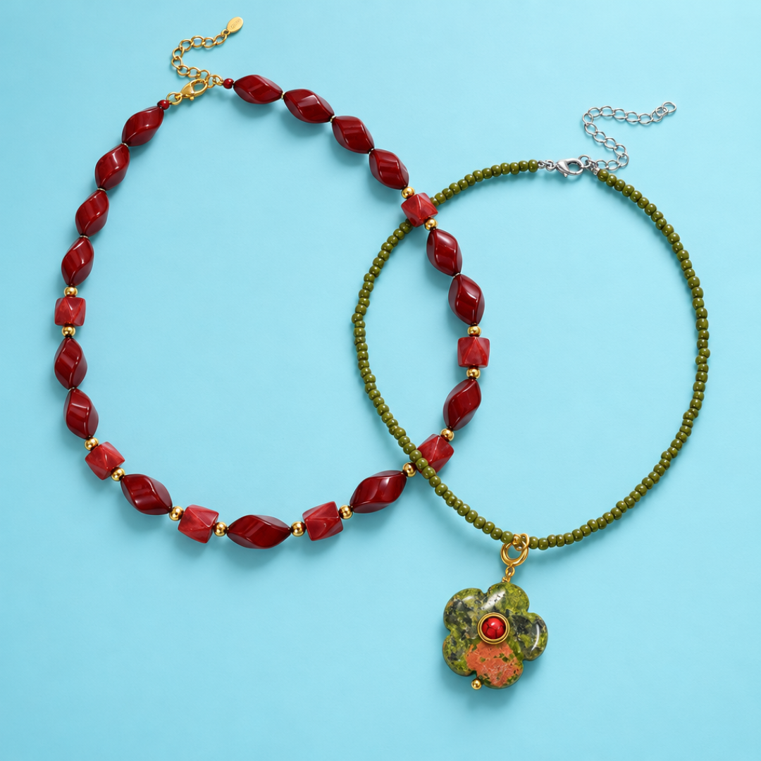 Rode ketting met gedraaide en hoekige kralen naast een olijfgroene kralenketting met unakiet bloembedel.