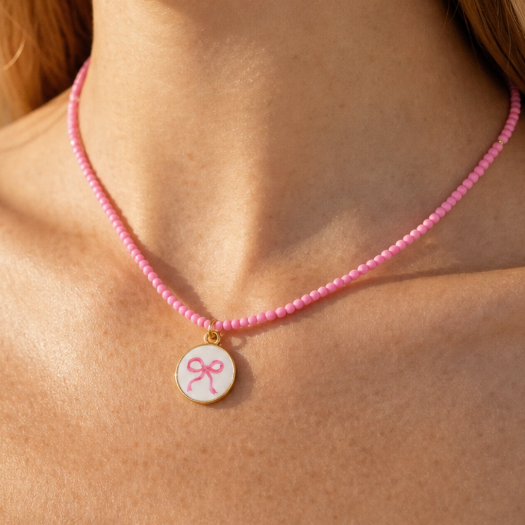 Roze kralenketting met handgeschilderde bloemen medaillon hanger - Casa Jadel statement ketting