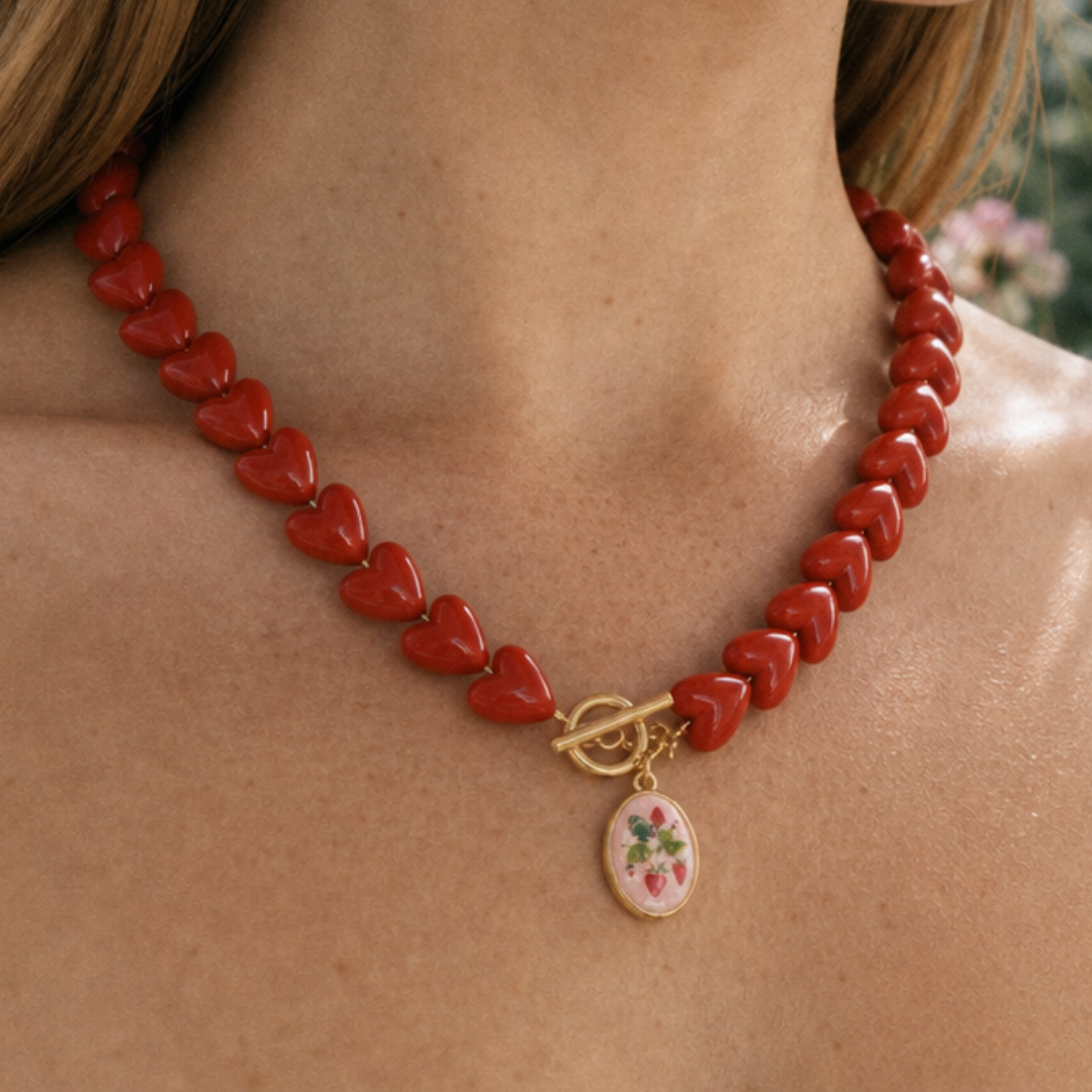 Rode koraal kralenketting met handgeschilderde bloemen medaillon bedel - Casa Jadel handgemaakte ketting